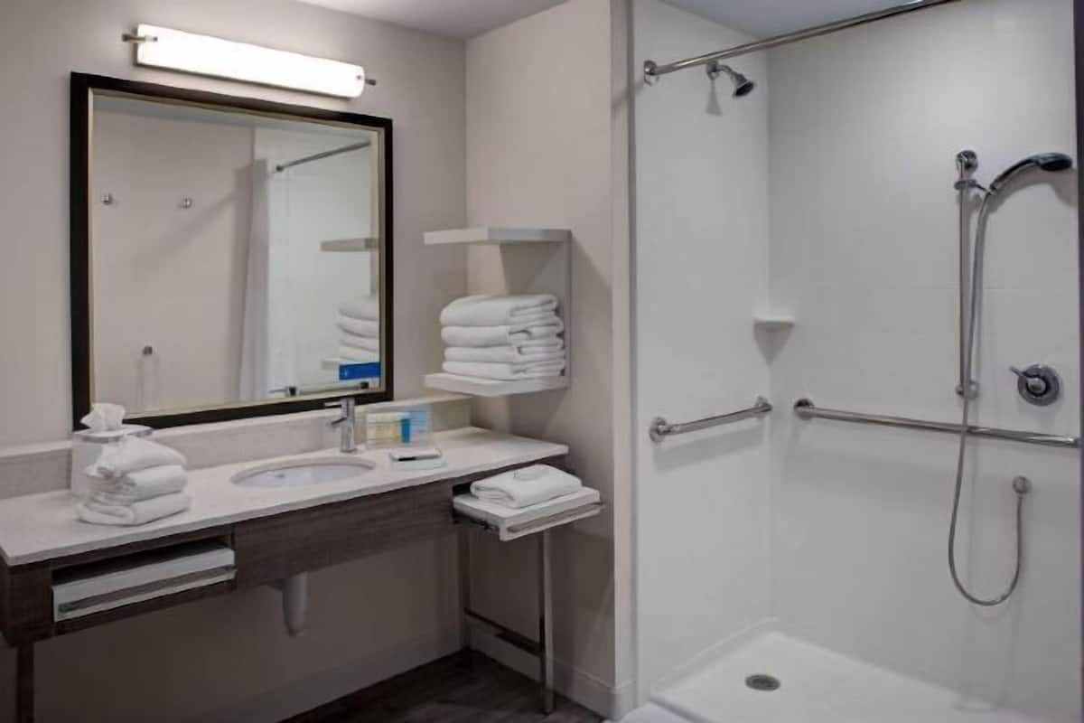 Bathroom | Free toiletries, towels