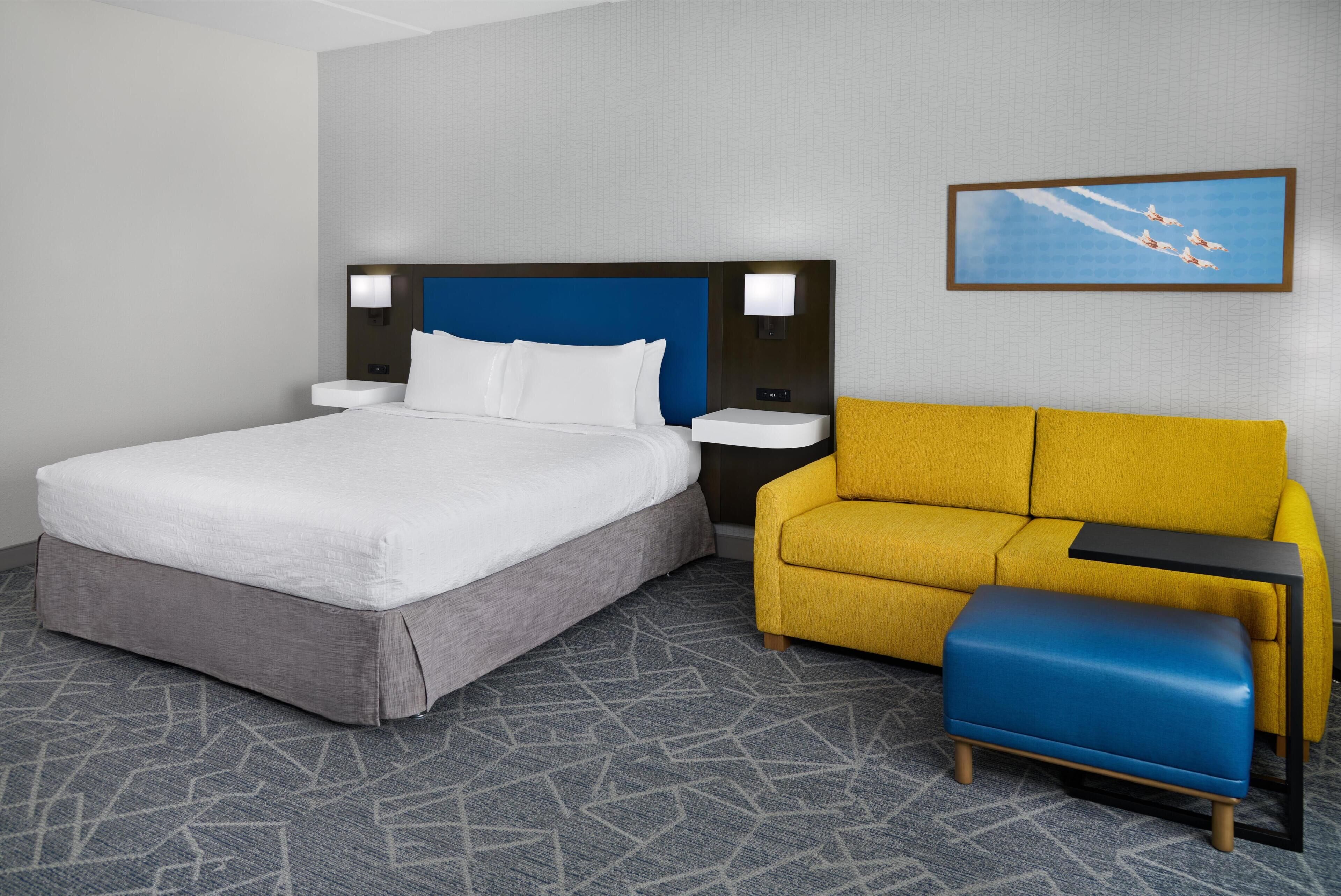 Huone, 1 suuri parisänky ja vuodesohva, esteetön, kylpyamme | Tallelokero huoneessa, vauvansängyt, lisävuoteet, ilmainen Wi-Fi