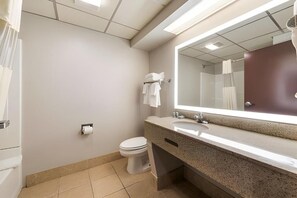 Combined shower/tub, free toiletries, hair dryer, towels