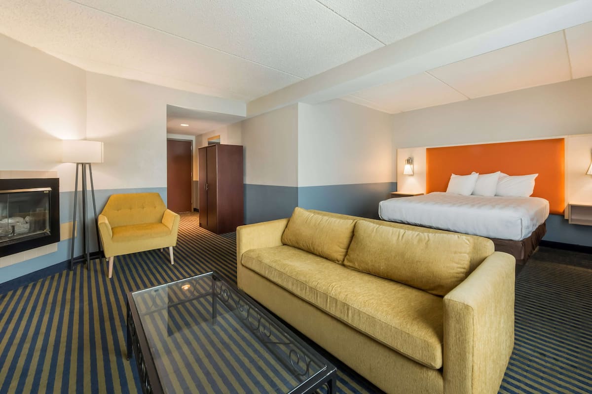 Suite Deluxe, 1 cama King size y sofá cama, para no fumadores, hidromasaje | Escritorio, espacio para trabajar con laptop y cortinas blackout