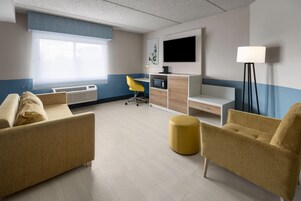 Escritorio, espacio para trabajar con laptop y cortinas blackout 