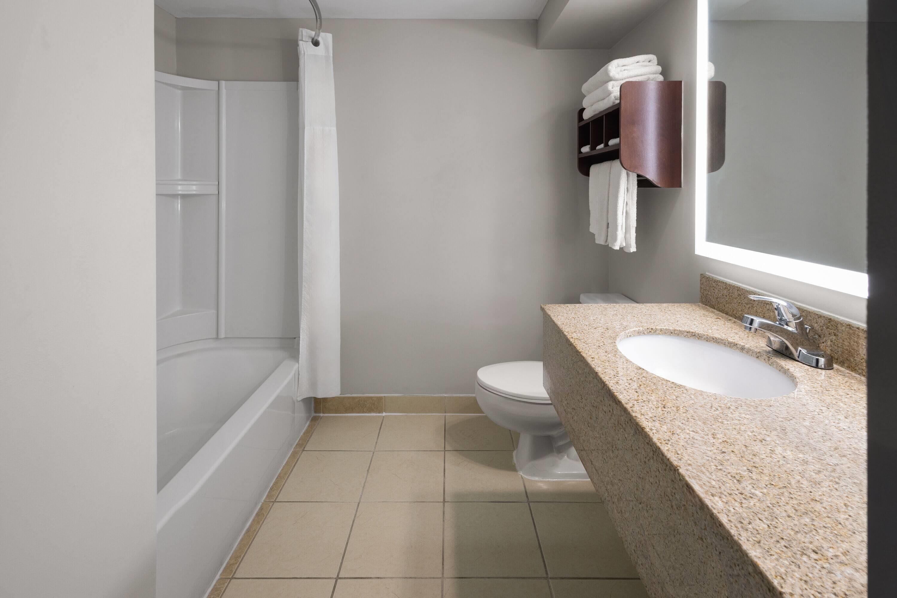 Ducha y bañera combinadas y artículos de higiene personal gratuitos