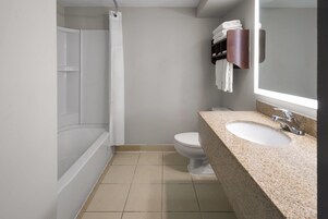 Combined shower/tub, free toiletries, hair dryer, towels