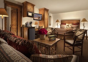 Cottage Suite 50 | Premium bedding, pillowtop beds, in-room safe, desk