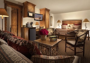 Cottage Suite 50 | Premium bedding, pillow-top beds, in-room safe, desk