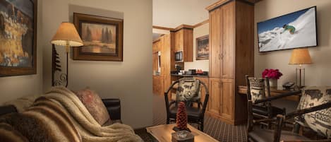 Suite, 1 Bedroom | Living area