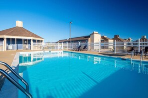 Piscine extérieure (ouverte en saison), parasols de plage