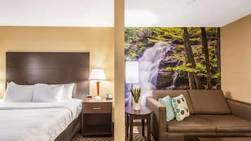 Bureau, rideaux occultants, fer et planche à repasser