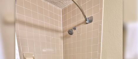 Un baño con bañera, ducha e inodoro.