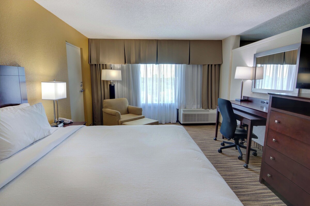 Standard Room, 1 King Bed | Desk, blackout curtains, iron/ironing board, cots/infant beds