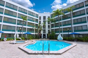 Una piscina al aire libre