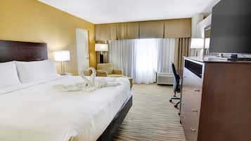 Bureau, rideaux occultants, fer et planche Ă repasser