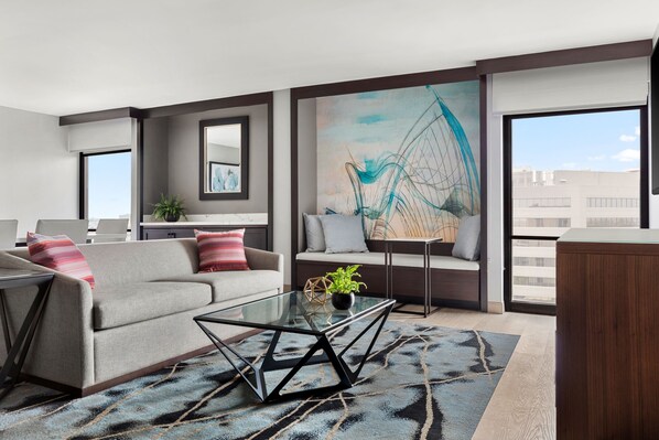 Premium bedding, down comforters, in-room safe, desk - Marriott San Antonio Airport (San Antonio)