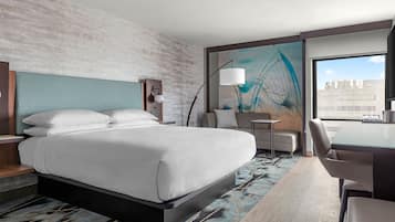 Luxe beddengoed, donsdekens, een kluis op de kamer, een bureau