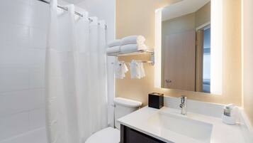 Combined shower/bathtub, free toiletries, hair dryer, towels