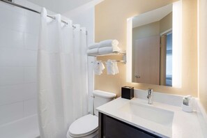 Combined shower/bathtub, free toiletries, hair dryer, towels