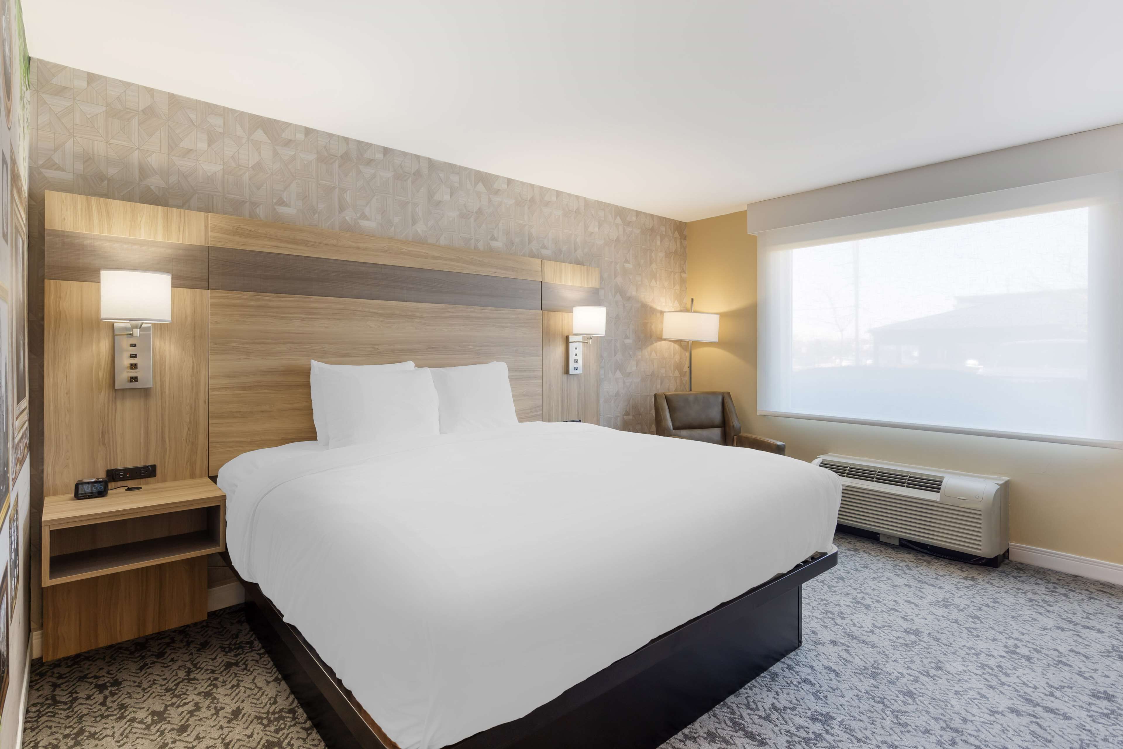 1 bedroom, pillow-top beds, desk, laptop workspace