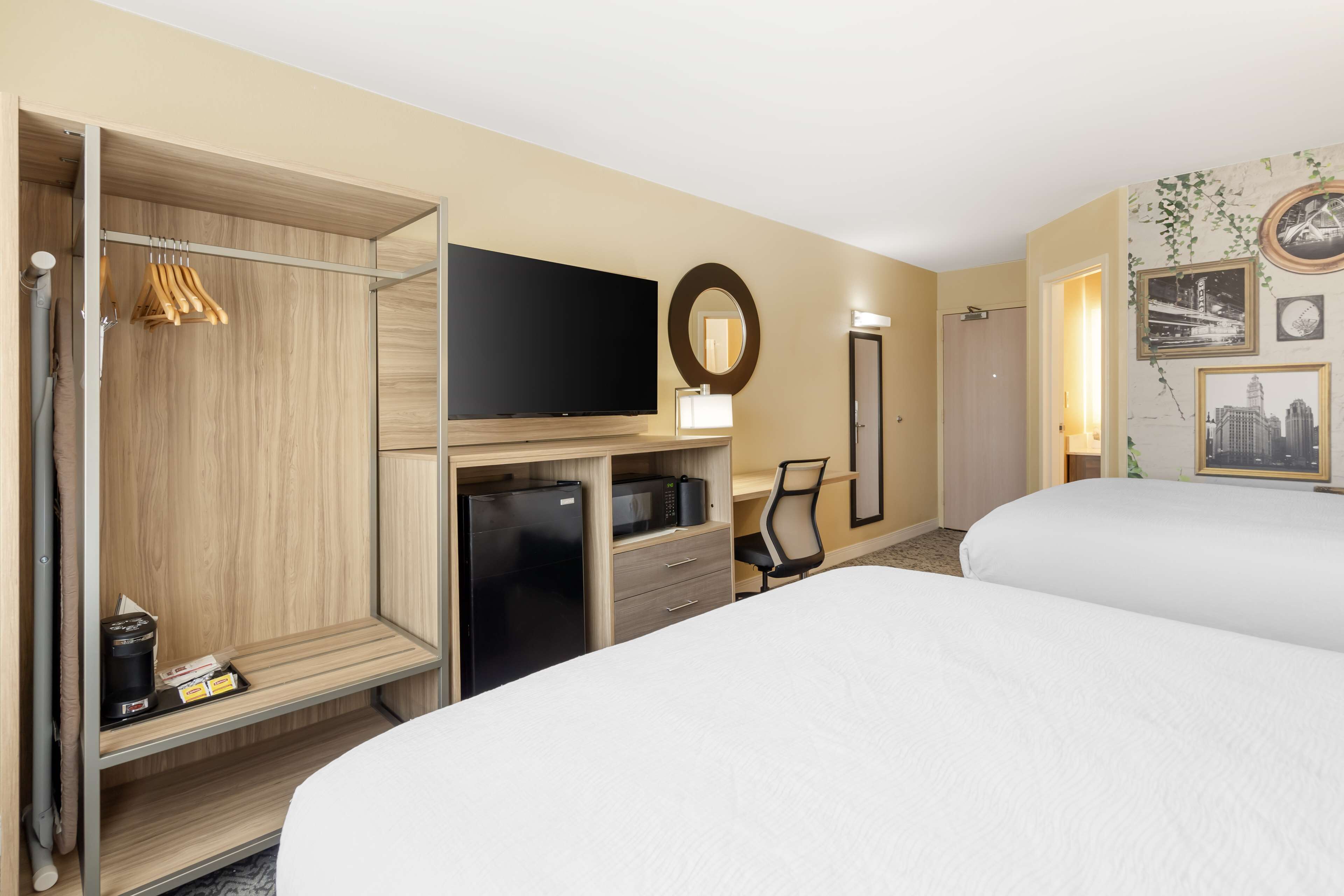 1 bedroom, pillow-top beds, desk, laptop workspace