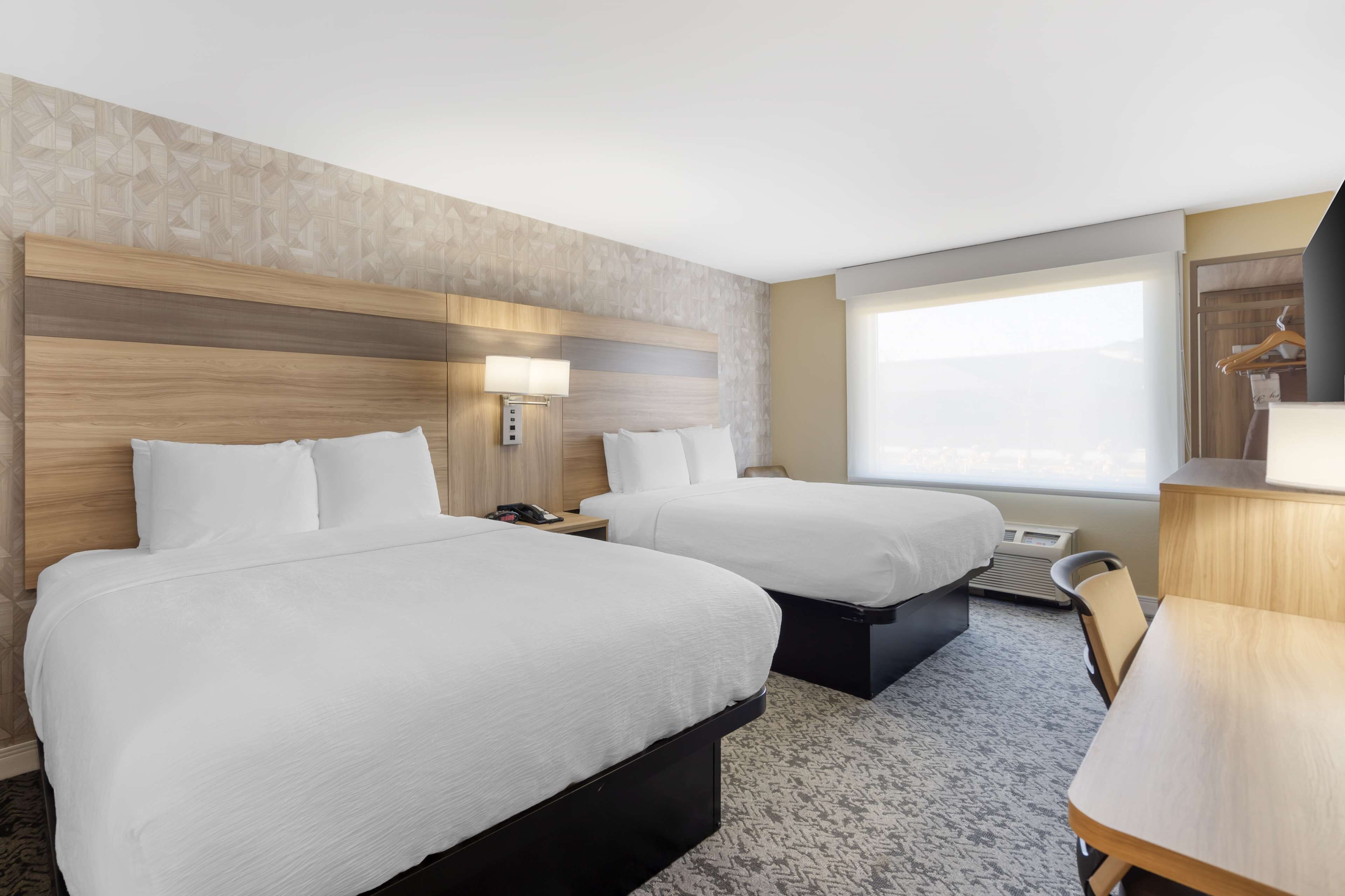 1 bedroom, pillow-top beds, desk, laptop workspace