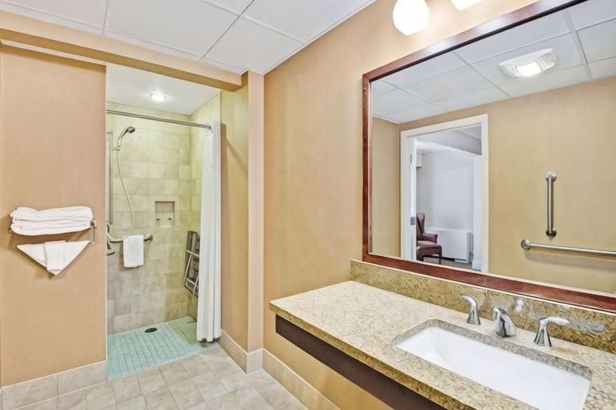 Badezimmer | Kostenlose Toilettenartikel, Haartrockner, Handtücher