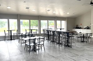 Café da manhã completo grátis todos os dias