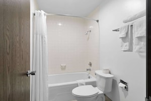 Combined shower/tub, free toiletries, hair dryer, towels