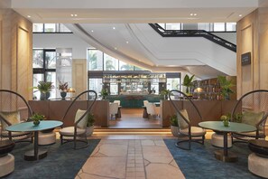 3 restaurants, breakfast, lunch, dinner served; international cuisine - JW Marriott Gold Coast Resort & Spa (Surfers Paradise)