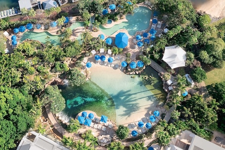 2 piscinas al aire libre, camas de piscina con cargo, sombrillas