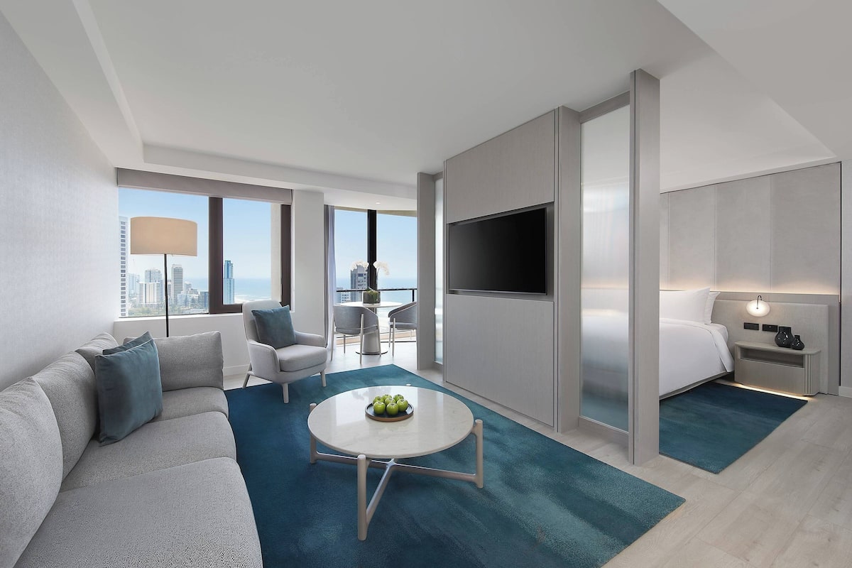 2 bars/lounges, poolside bar