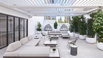 Couples treatment room(s), sauna, hot tub, steam room, body treatments