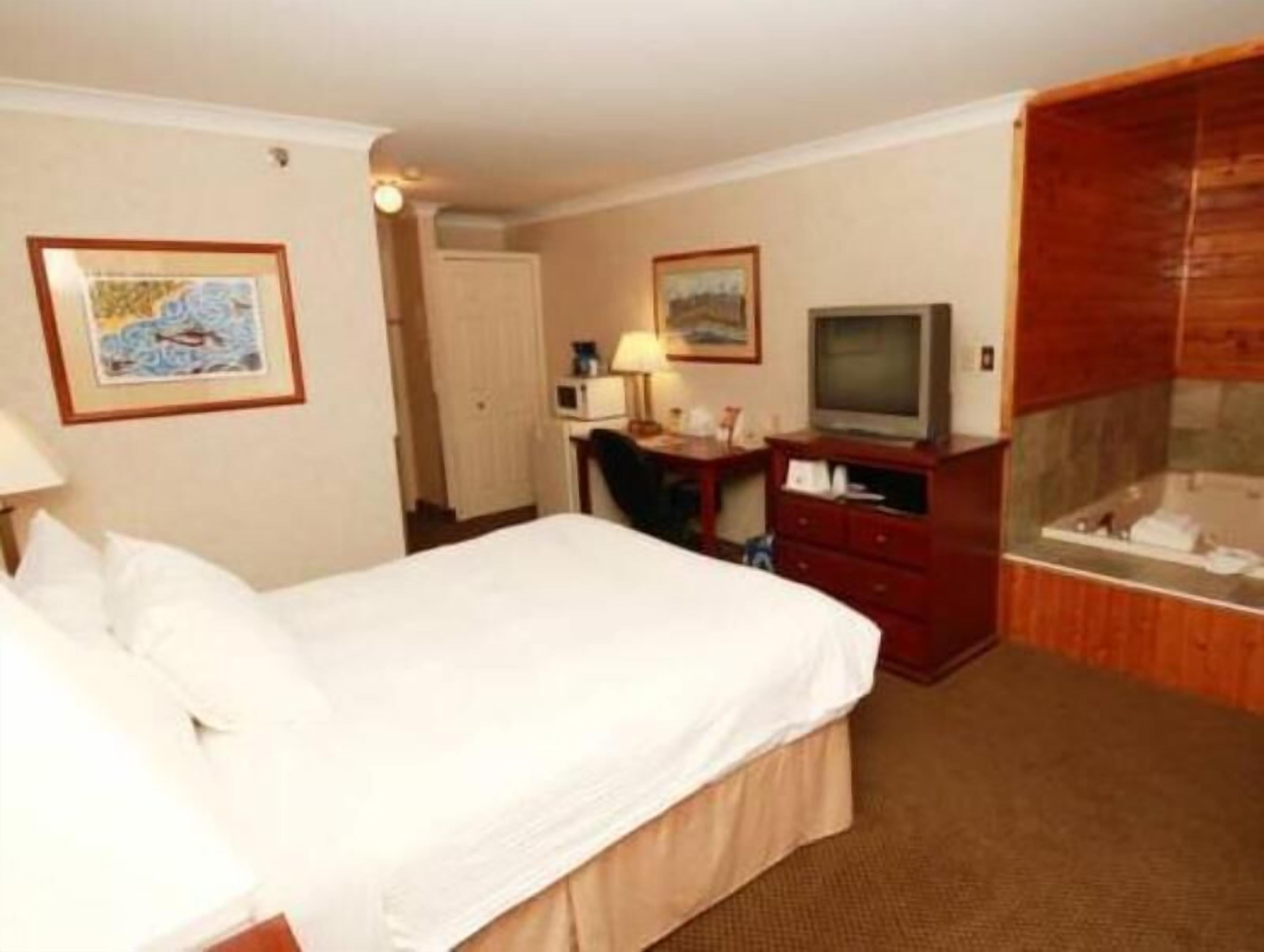 Una cassaforte in camera, una scrivania, postazione laptop