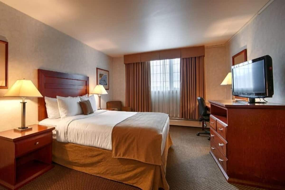 In-room safe, desk, laptop workspace, blackout curtains