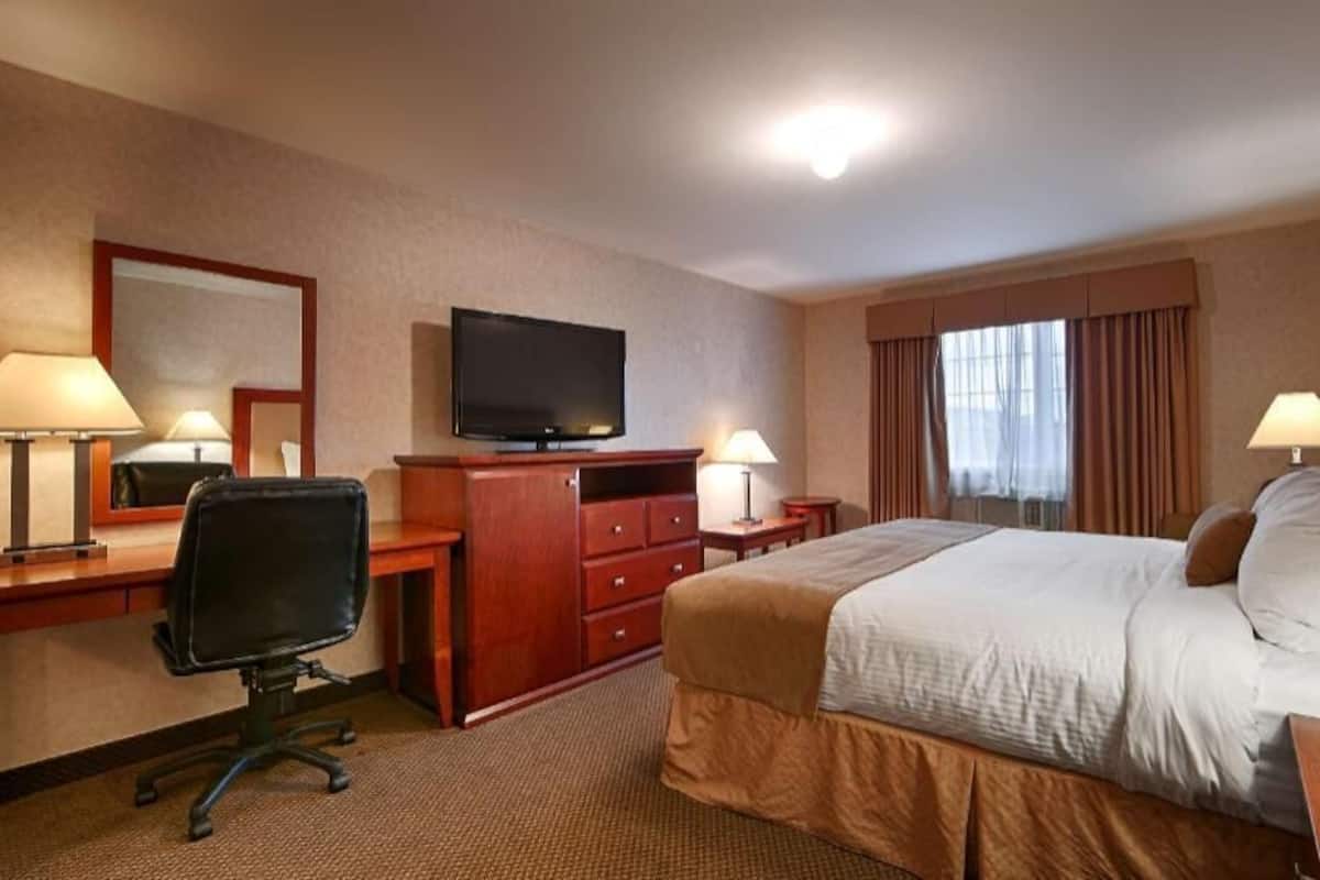 In-room safe, desk, laptop workspace, blackout curtains