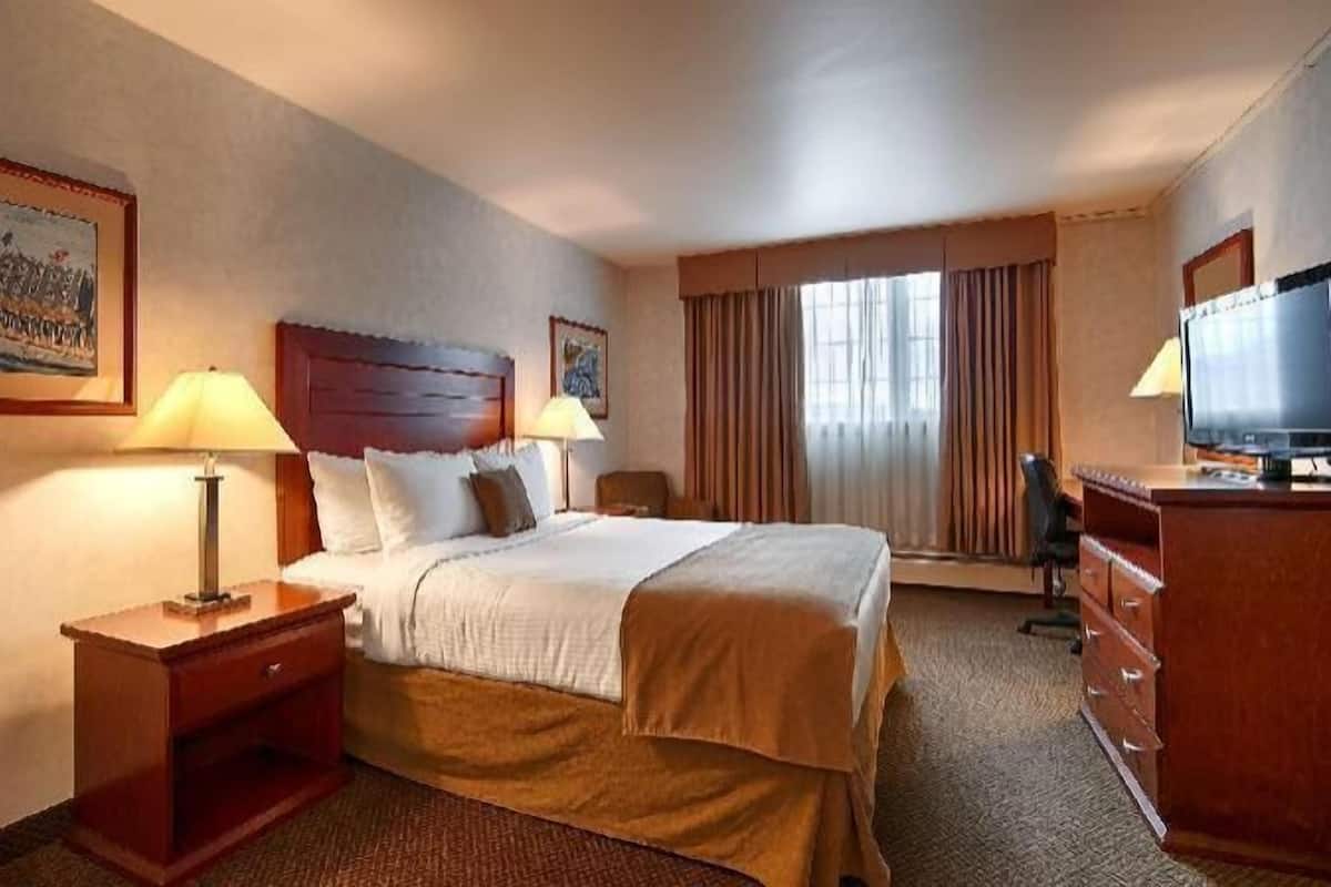 In-room safe, desk, laptop workspace, blackout curtains