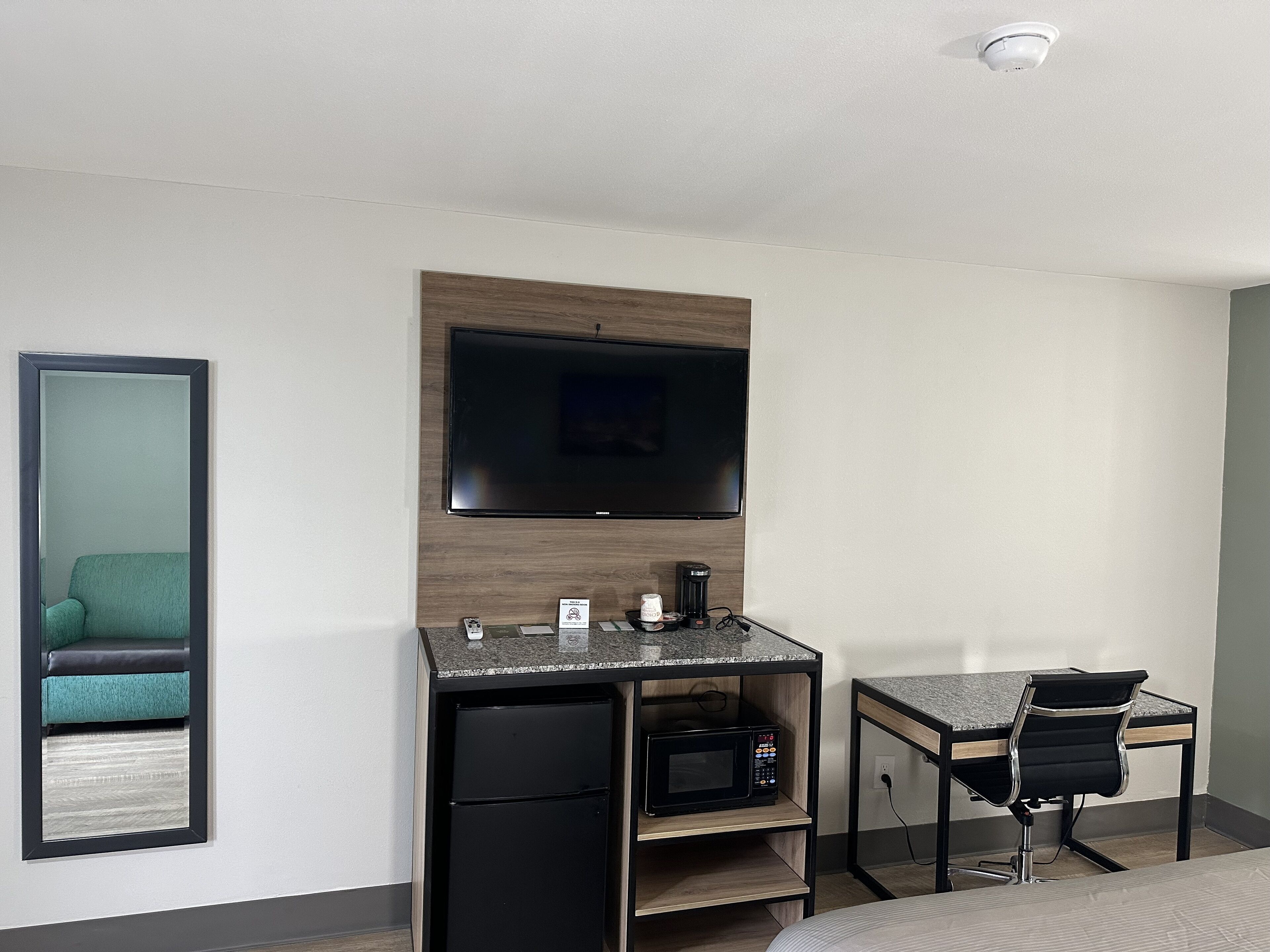 Meja kerja, Wi-Fi gratis, dan seprai linen