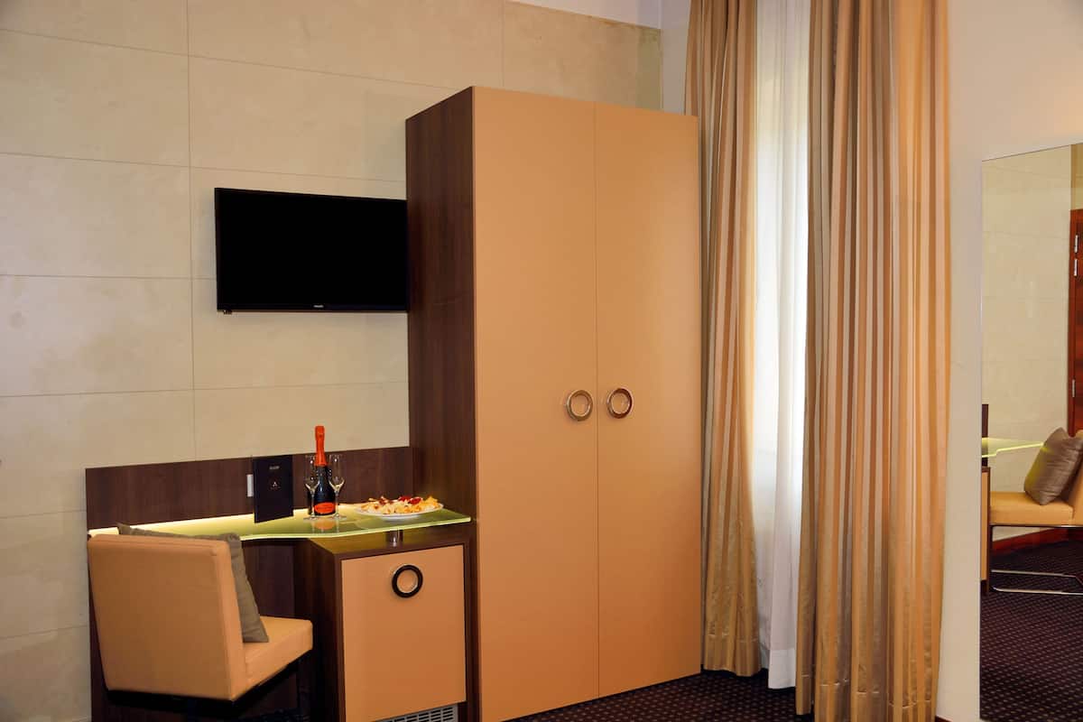 Hochwertige Bettwaren, Daunenbettdecken, Minibar, Zimmersafe