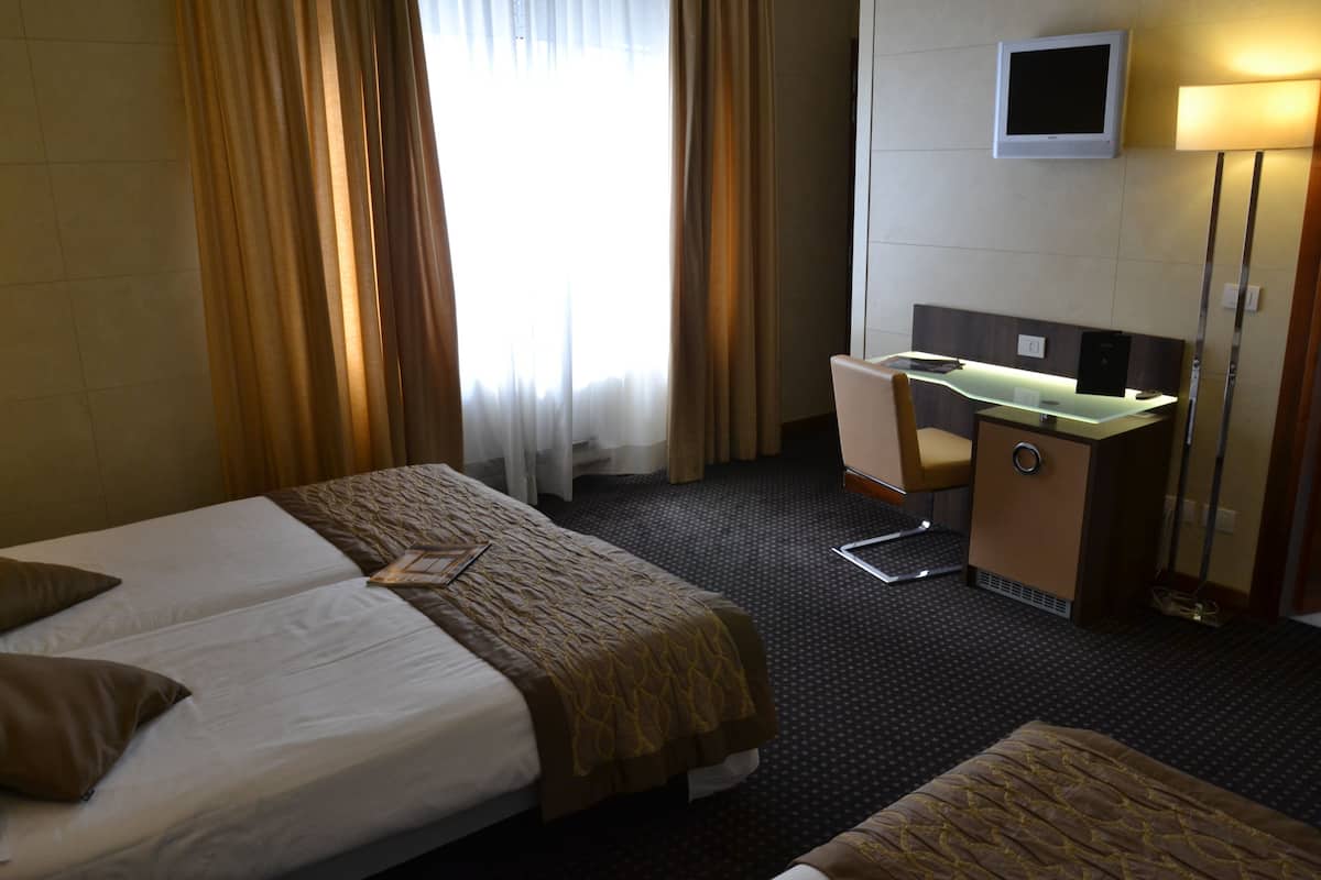 Dreibettzimmer | Hochwertige Bettwaren, Daunenbettdecken, Minibar, Zimmersafe