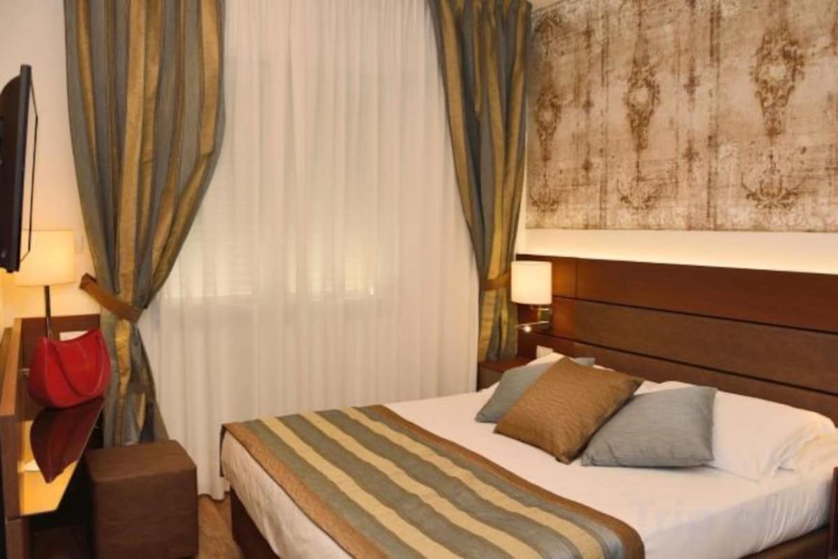 Premium bedding, down comforters, minibar, in-room safe