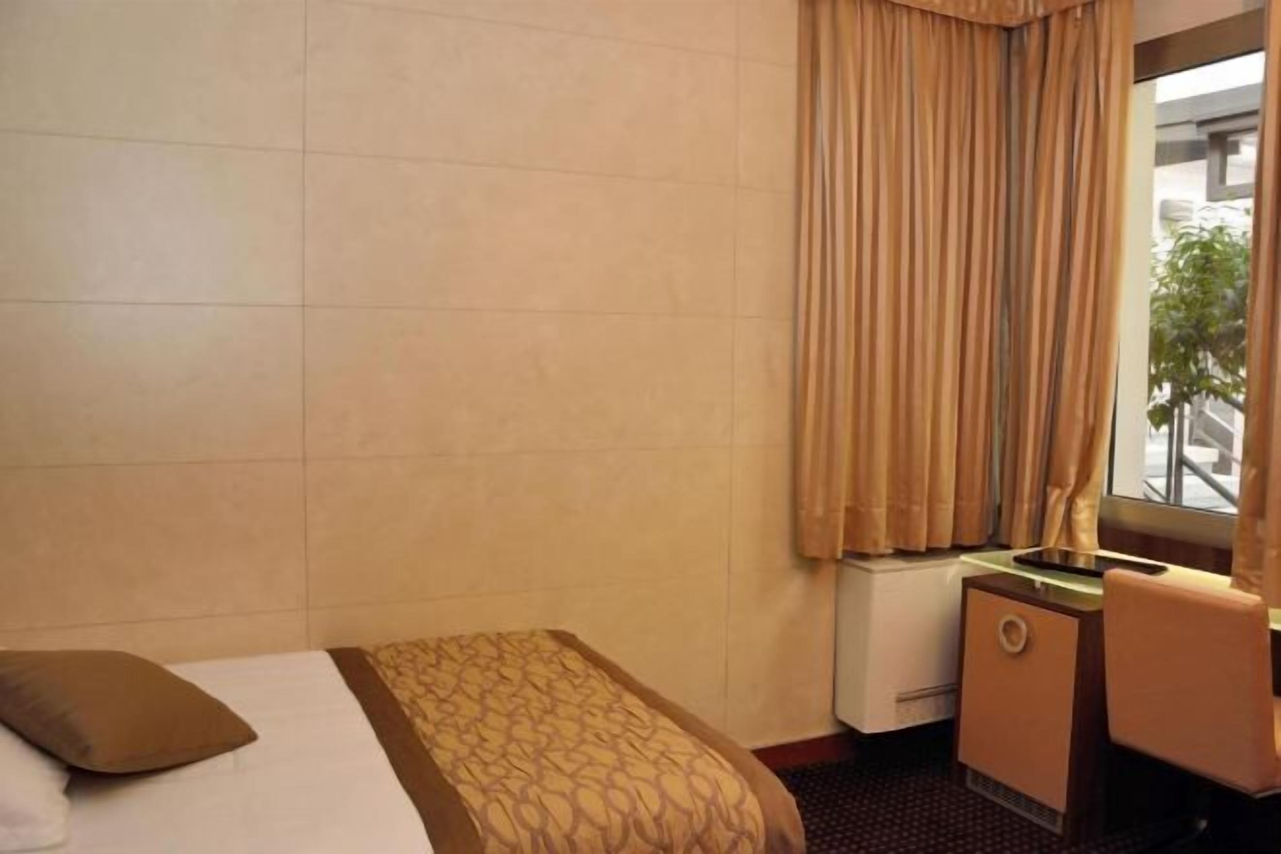 Premium bedding, down comforters, minibar, in-room safe