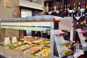 Café da manhã com buffet todos os dias (EUR 15.00 por pessoa) 