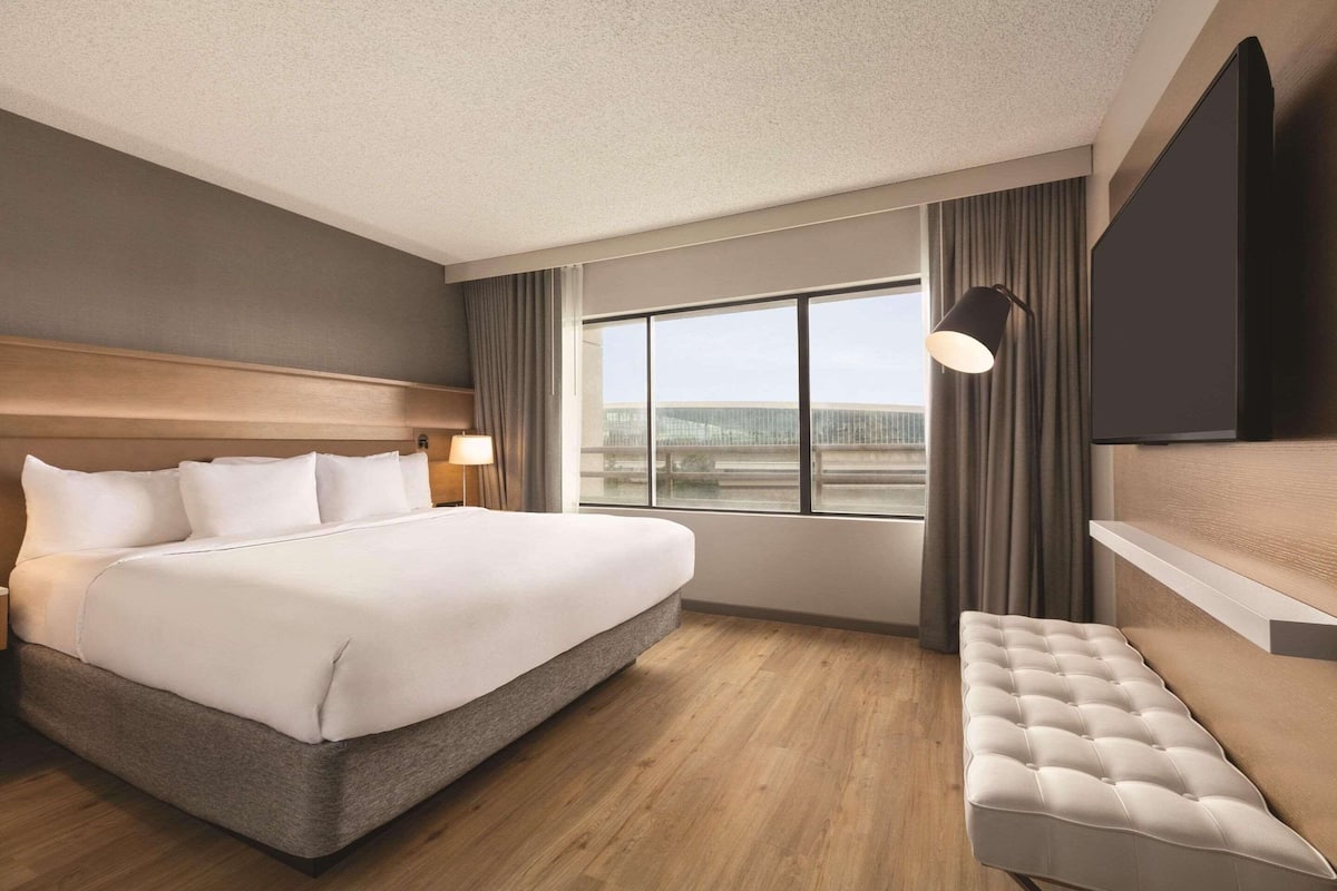 premium bedding, pillow-top beds, in-room safe, desk