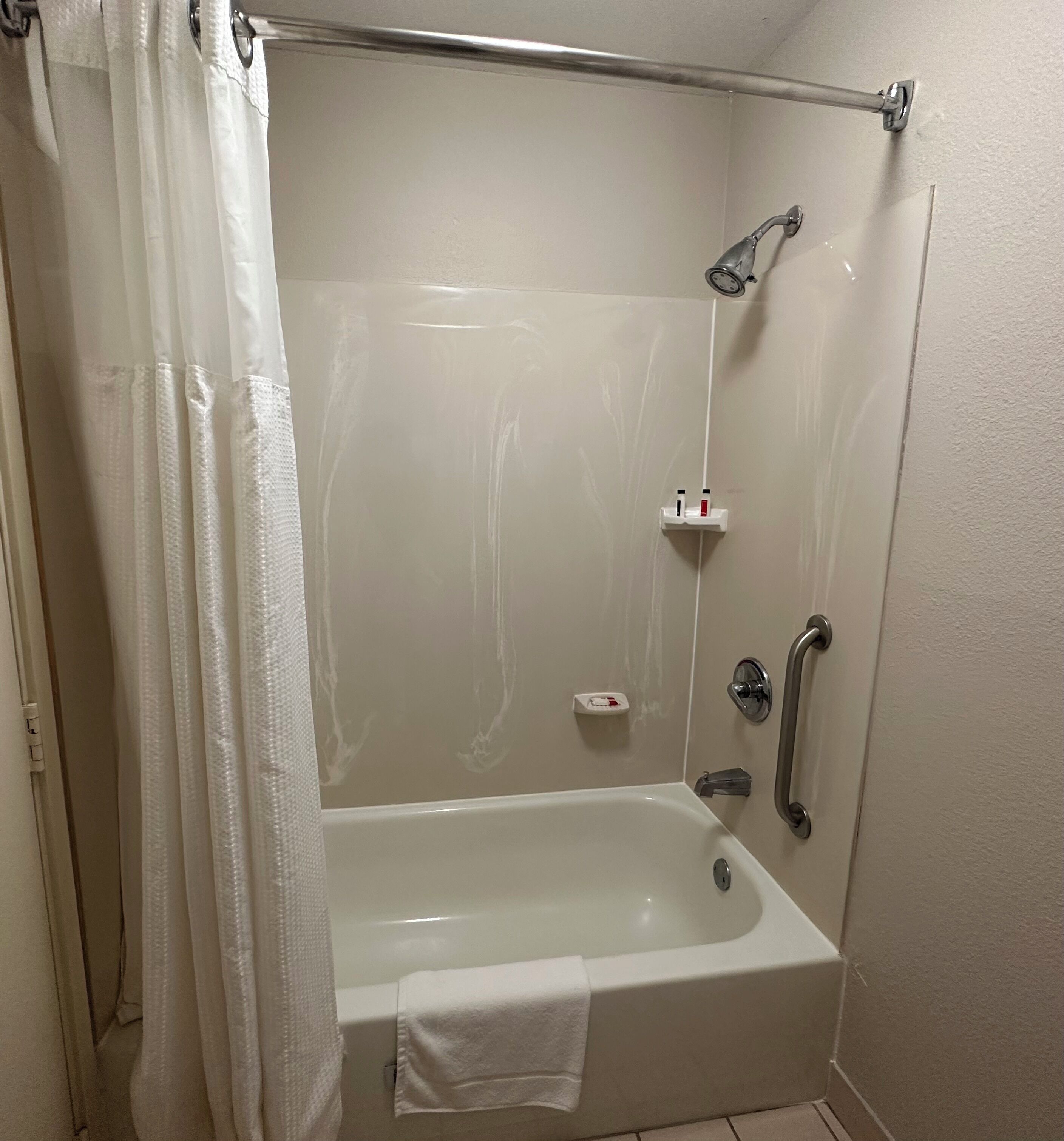 room, 1 king bed, non smoking | bathroom | combined shower/bathtub, free toiletries, hair dryer, towels