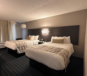 Hochwertige Bettwaren, Schreibtisch, laptopgeeigneter Arbeitsplatz