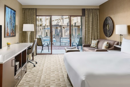 Ropa de cama hipoalergénica y caja de seguridad en la habitación