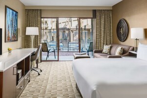 Room, 1 Katil Raja (King), Non Smoking, Pool View | Peralatan tempat tidur hipoalergenik, peti besi dalam bilik 