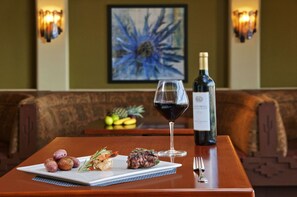 2 restaurants; breakfast, lunch and dinner served  - Hilton Phoenix Airport (Phoenix)