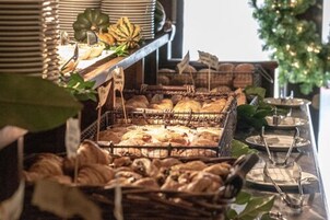 Se ofrece un desayuno completo todos los días (por un coste adicional)