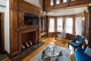 Hilton, Suite Deluxe, 1 grand lit, non-fumeurs | Coin séjour | Télévision à écran plat de 55 pouces avec chaînes par câble, télévision