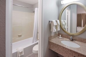 Chambre Standard, 1 très grand lit, non-fumeur (Wireless Streaming Service) | Salle de bain | Ensemble baignoire-douche, articles de toilette (gratuits)