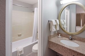 Habitación estándar, 1 cama King size, para no fumadores (Wireless Streaming Service) | Baño | Tina con regadera, amenidades de baño gratuitas, secadora de cabello 